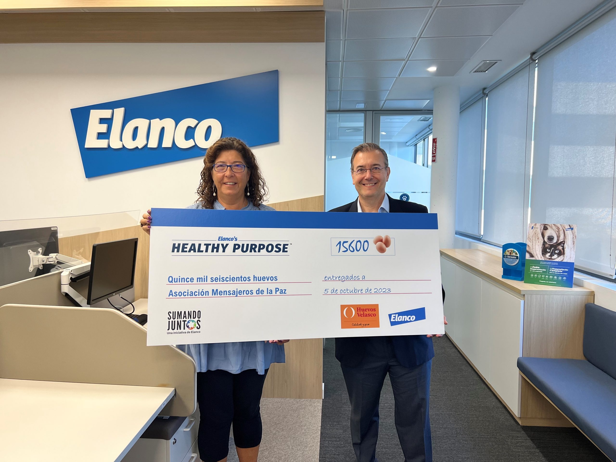 Nieves y Juan 2 Mensajeros de la Paz recibe una donación de 15.600 huevos por parte de Elanco y Huevos Velasco