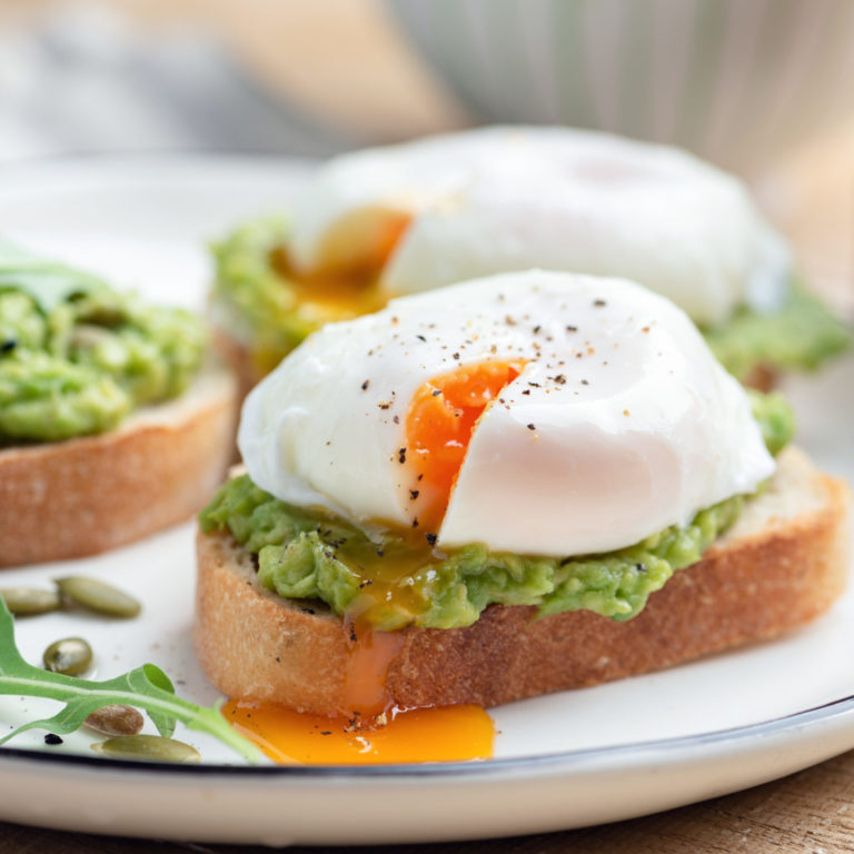 Huevos pochados con aguacate