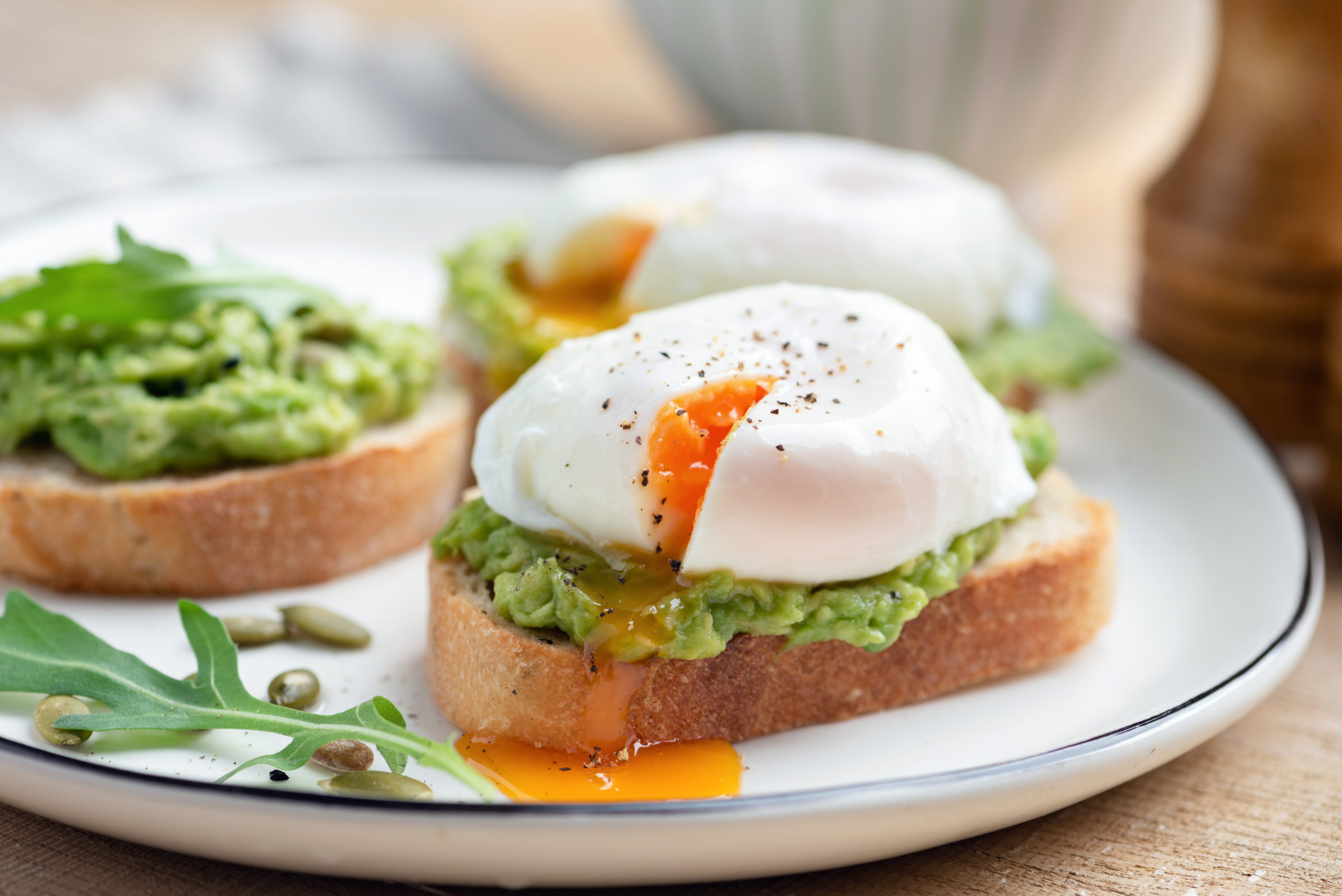 Huevos pochados con aguacate