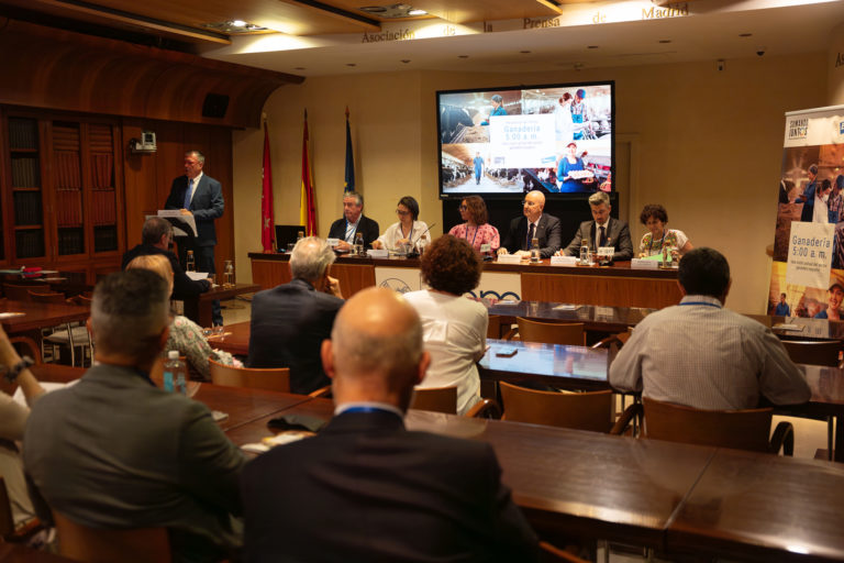 Presentación del informe «Ganadería 5:00 a. m.»